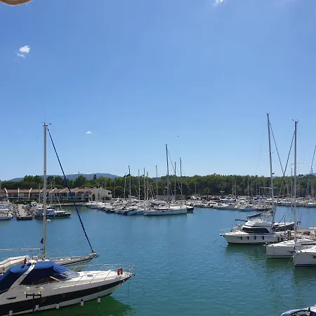 Διαμέρισμα Les Marines De *